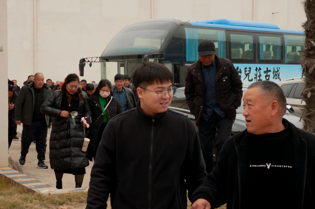 共望未來(lái)，譜合作新篇：福農(nóng)農(nóng)資團(tuán)隊(duì)蒞臨新鄉(xiāng)中電、弗思特進(jìn)行參觀(guān)考察。